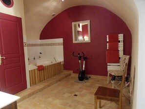 Double Room (Prestige) | Bathroom | Hair dryer, towels, soap, shampoo - Chambres d'hôtes Domaine l'Olibaou (Venelles)