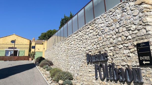 A stone wall with a sign reading "Domaine Tofouaou". - Chambres d'hôtes Domaine l'Olibaou (Venelles)