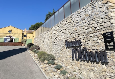 Fachada de la propiedad. Chambres d'hôtes Domaine l'Olibaou