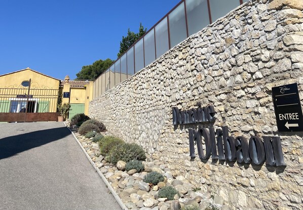 Fachada de la propiedad