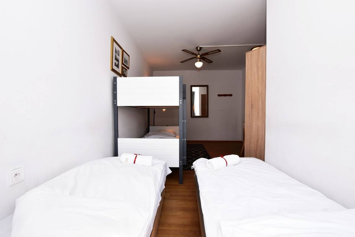 Quarto quádruplo, banheiro compartilhado (RuP7) | Ferros/tábuas de passar roupa, Wi-Fi de cortesia, roupa de cama