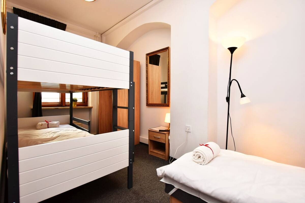 Quarto triplo, banheiro compartilhado (RuP6) | Ferros/tábuas de passar roupa, Wi-Fi de cortesia, roupa de cama