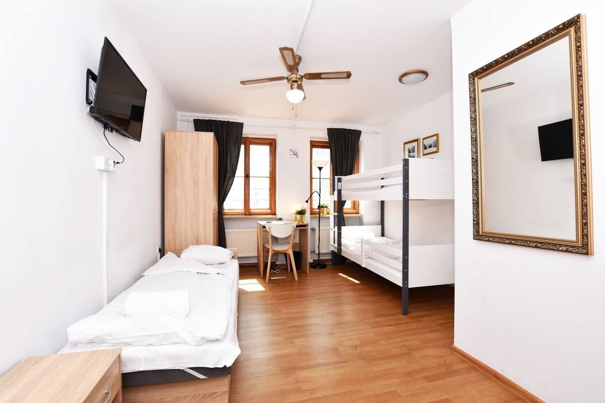 Quarto quádruplo, banheiro compartilhado (RuP8) | Ferros/tábuas de passar roupa, Wi-Fi de cortesia, roupa de cama