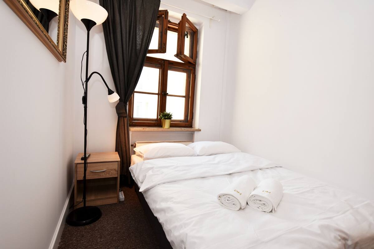 Quarto casal, banheiro compartilhado (RuP10) | Ferros/tábuas de passar roupa, Wi-Fi de cortesia, roupa de cama