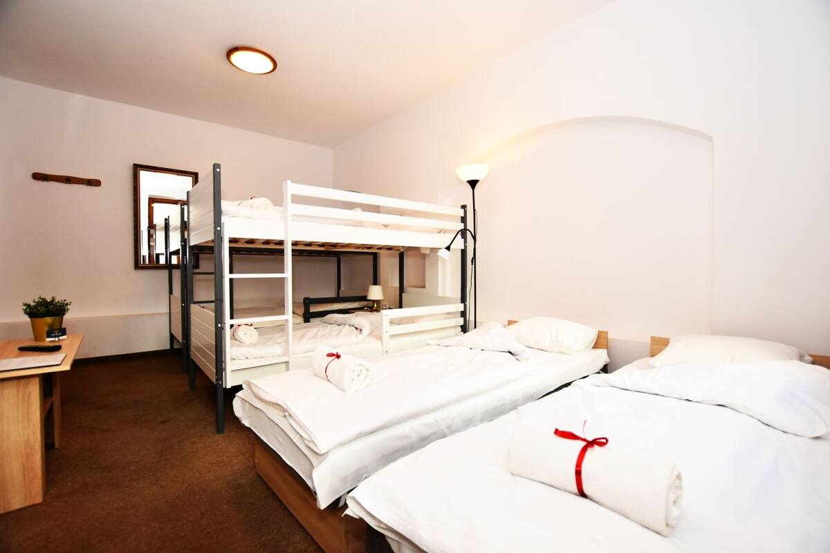 Ferros/tábuas de passar roupa, Wi-Fi de cortesia, roupa de cama