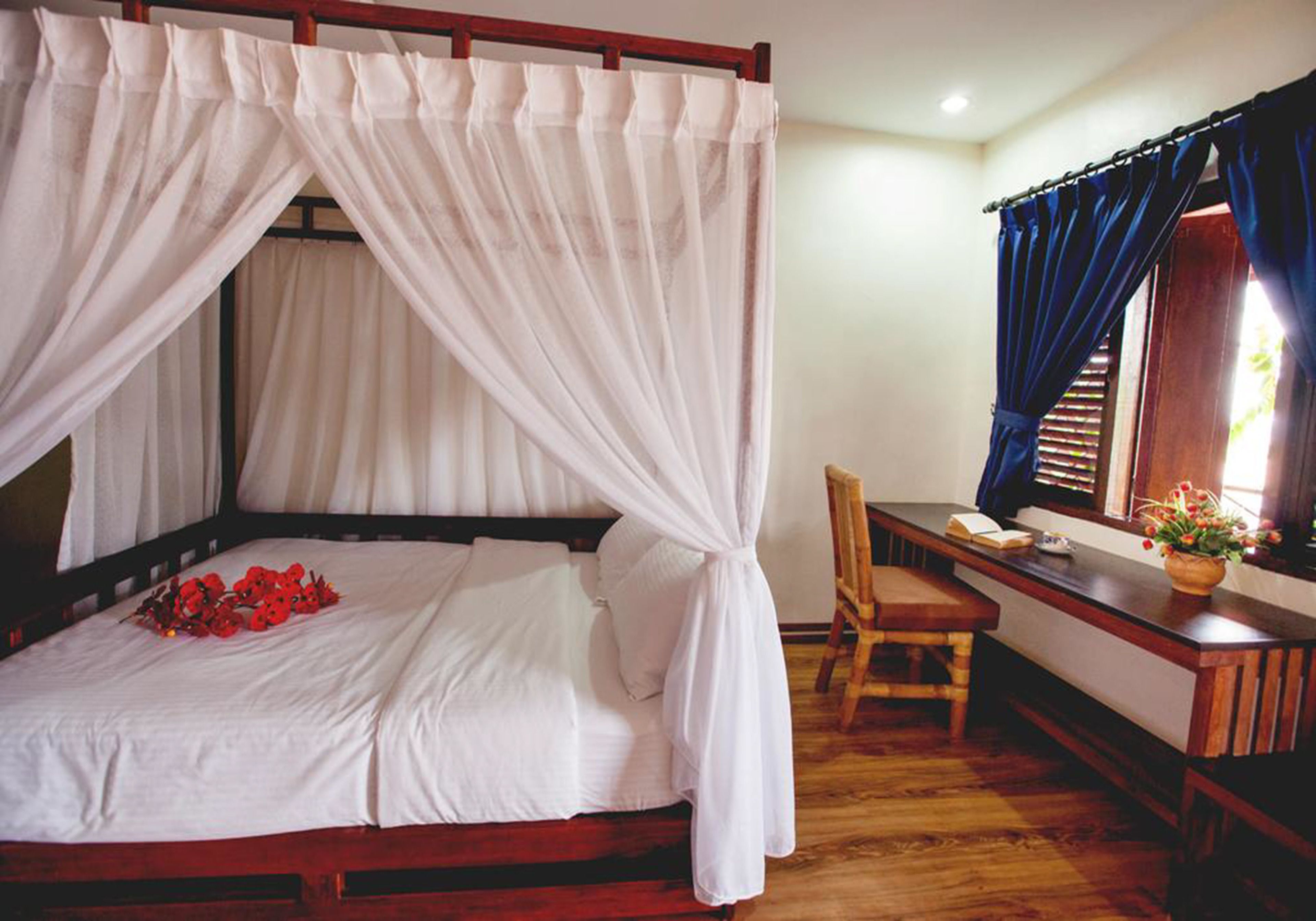 Escritorio, tabla de planchar con plancha y wifi gratis 