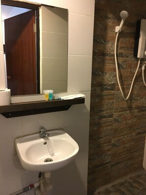 Dusche, kostenlose Toilettenartikel, Handtücher