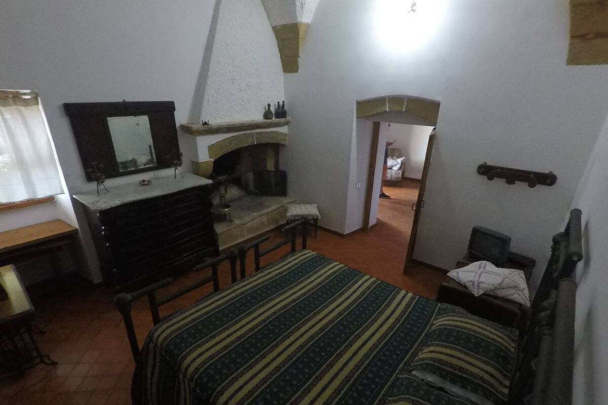 Premium bedding, desk, iron/ironing board, free cots/infant beds