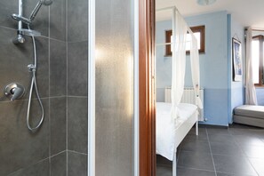 Habitación Deluxe con 1 cama doble o 2 individuales, vistas a la piscina | Ducha del cuarto de baño