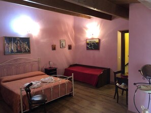 Schreibtisch, Babybetten, kostenloses WLAN