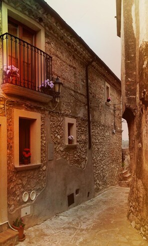 Chuveiro, chuveiro com efeito de chuva, produtos de toalete grátis 