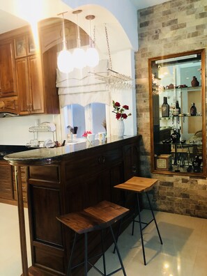 Bar (on property) - Rose (Hue)