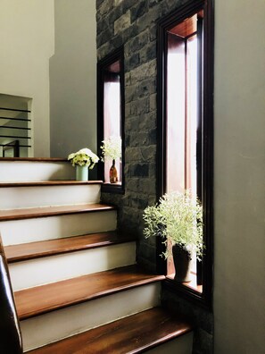 Staircase - Rose (Hue)