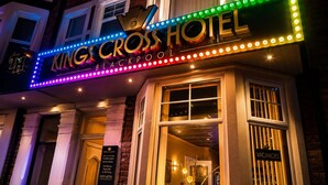 Placa de hotel com letras iluminadas e moldura de neon.
