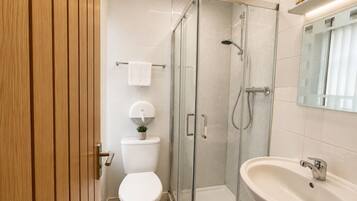 Standard Double Room, Ensuite (Double Room) | Bathroom