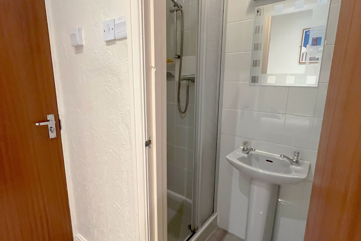 standard single room, ensuite (single room) | bathroom