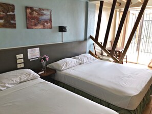 Quarto (Algaida) | Escrivaninha, cortinas blackout, ferros/tábuas de passar roupa