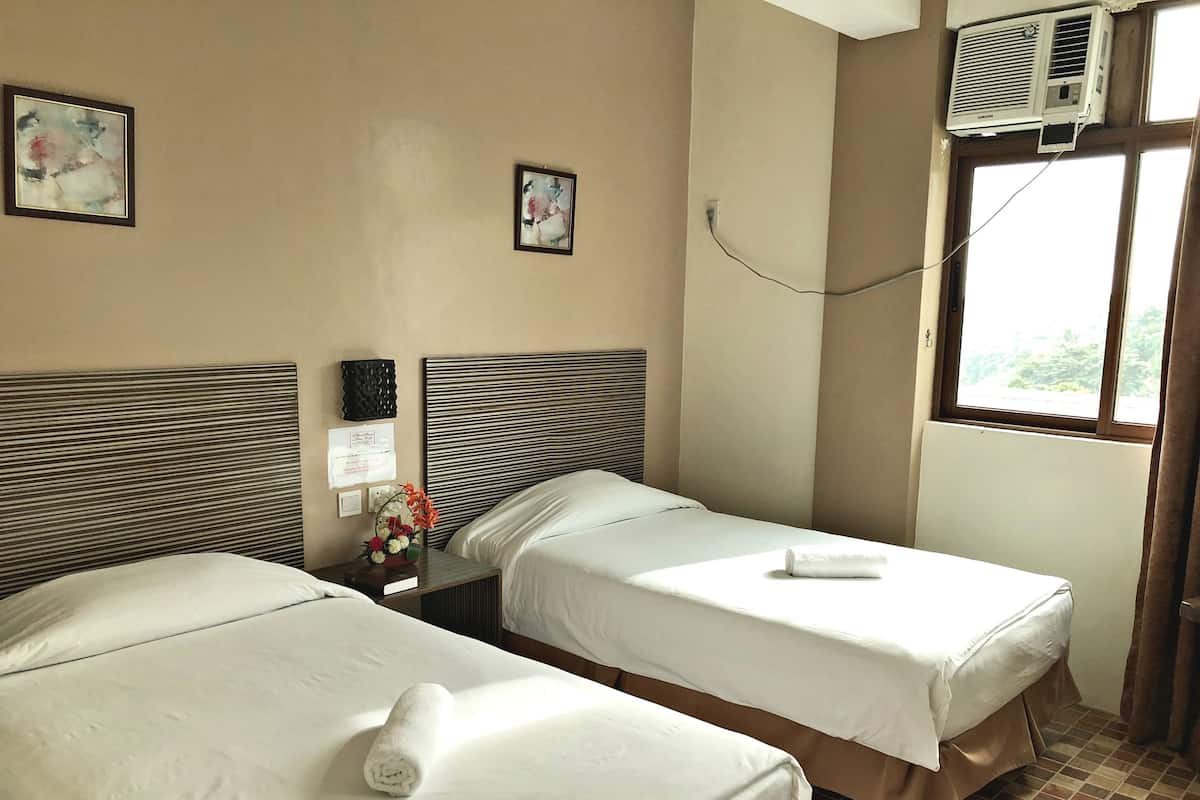 El Burgo | Desk, blackout curtains, iron/ironing board, bed sheets