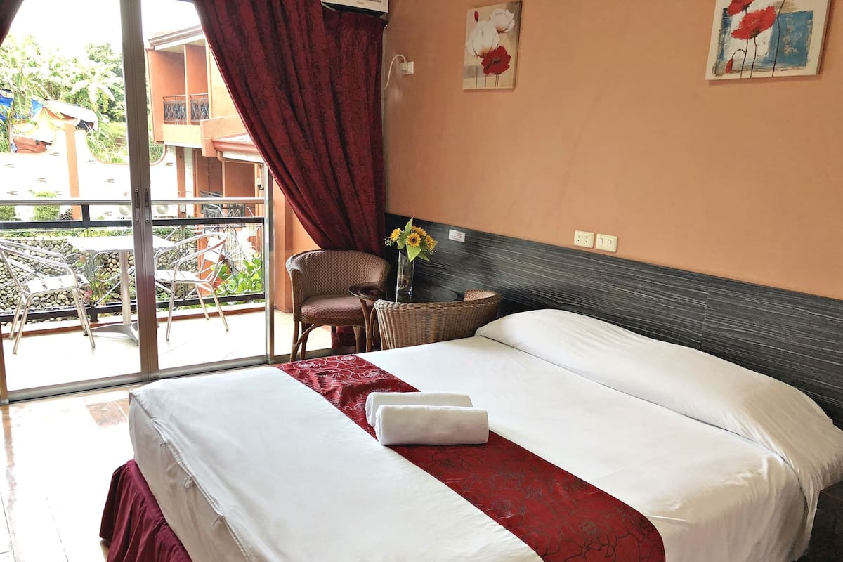 Barcelona | Desk, blackout curtains, iron/ironing board, bed sheets