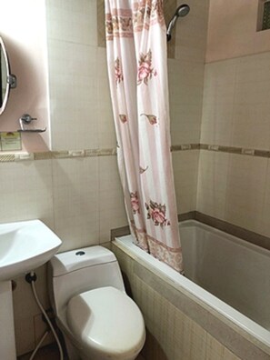 Free toiletries, towels - Pura Vida Resort (Tagaytay)