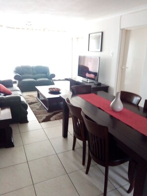 Flat-screen TV - 186 The Beach Club Hermanus (Hermanus)