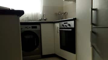 Lemari es, microwave, oven, dan kompor