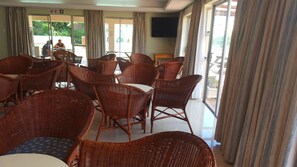 Dining - 186 The Beach Club Hermanus (Hermanus)