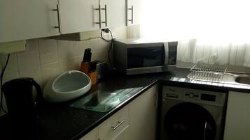 Lemari es, microwave, oven, dan kompor