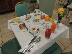 بوفيه فطور مجانًا يوميًا