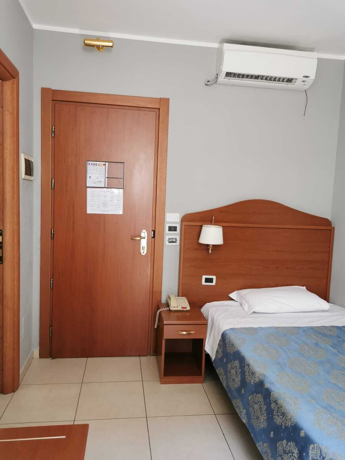 Chambre Simple Économique | Coffres-forts dans les chambres, ameublement personnalisé, bureau