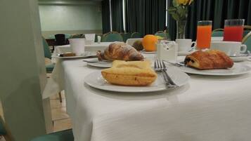 Free daily buffet breakfast