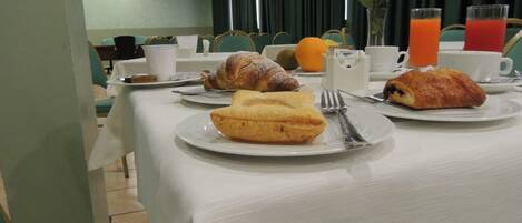 Free daily buffet breakfast