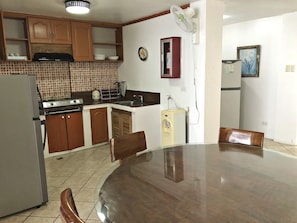 Vila (Monte) | Cozinha americana privada | Geladeira grande, micro-ondas, cooktop, chaleira elétrica