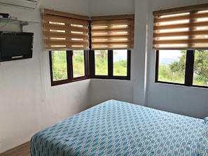 Vila (Mar) | Escrivaninha, ferros/tábuas de passar roupa, roupa de cama