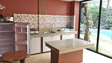 Villa Mar | Private kitchenette | Full-size fridge, microwave, stovetop, electric kettle