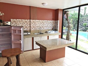 Villa (Mar) | Cocineta privada | Refrigerador con congelador, microondas y parrilla de estufa 