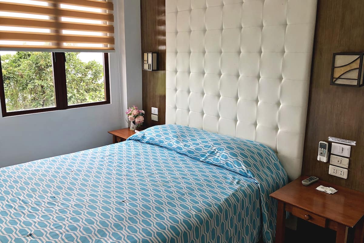 Villa (Mar) | Een bureau, een strijkplank/strijkijzer, beddengoed