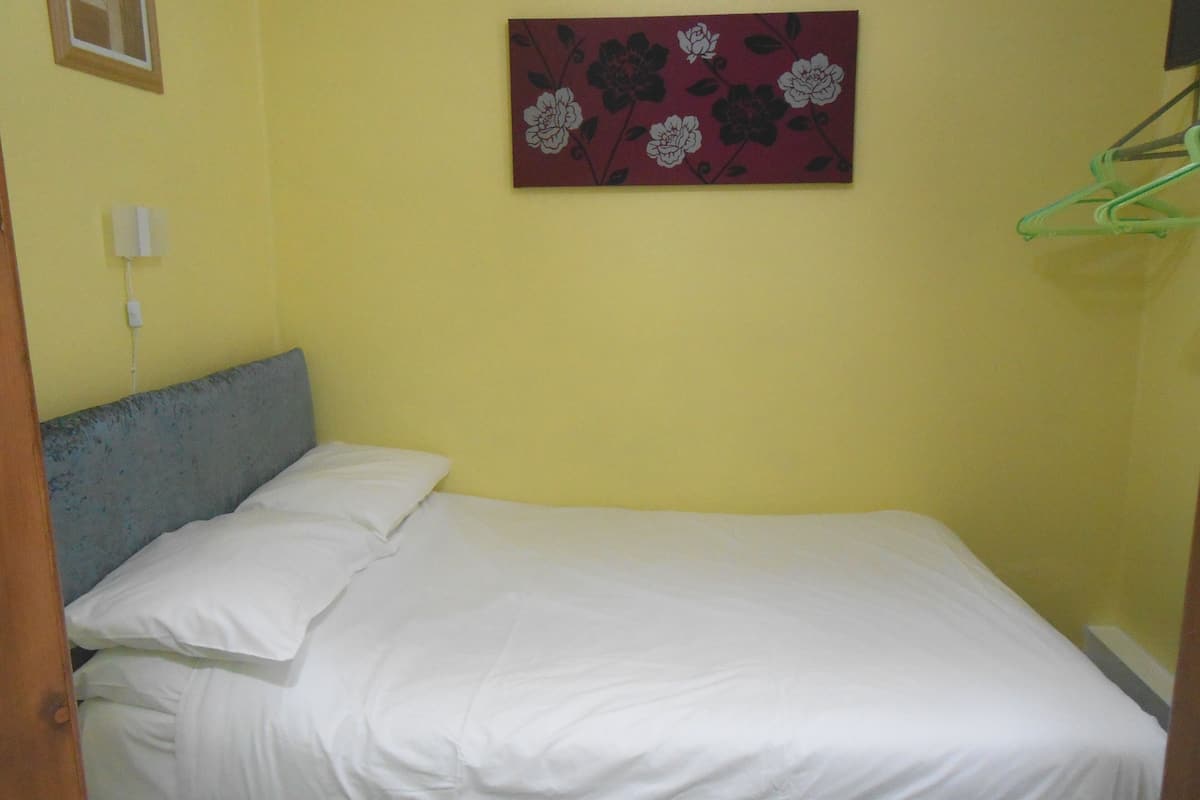 Habitación doble (Small 4) | Wifi gratis y ropa de cama