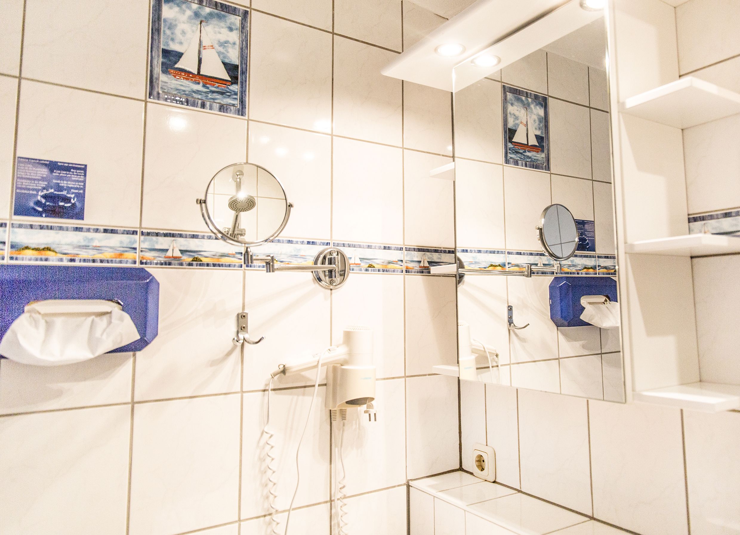 junior suite | bathroom | shower, free toiletries, hair dryer, towels