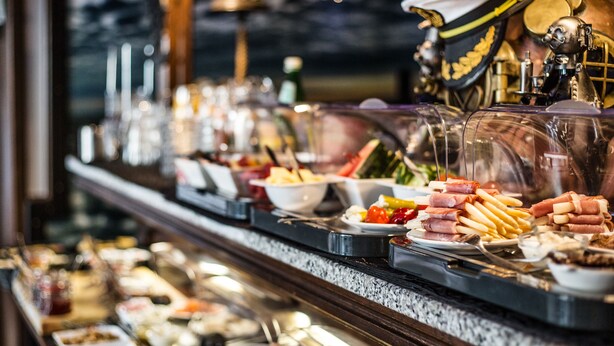 A buffet with various food items including meats, cheeses, and vegetables. - Hotel Tum Stüürmann (Büsum)