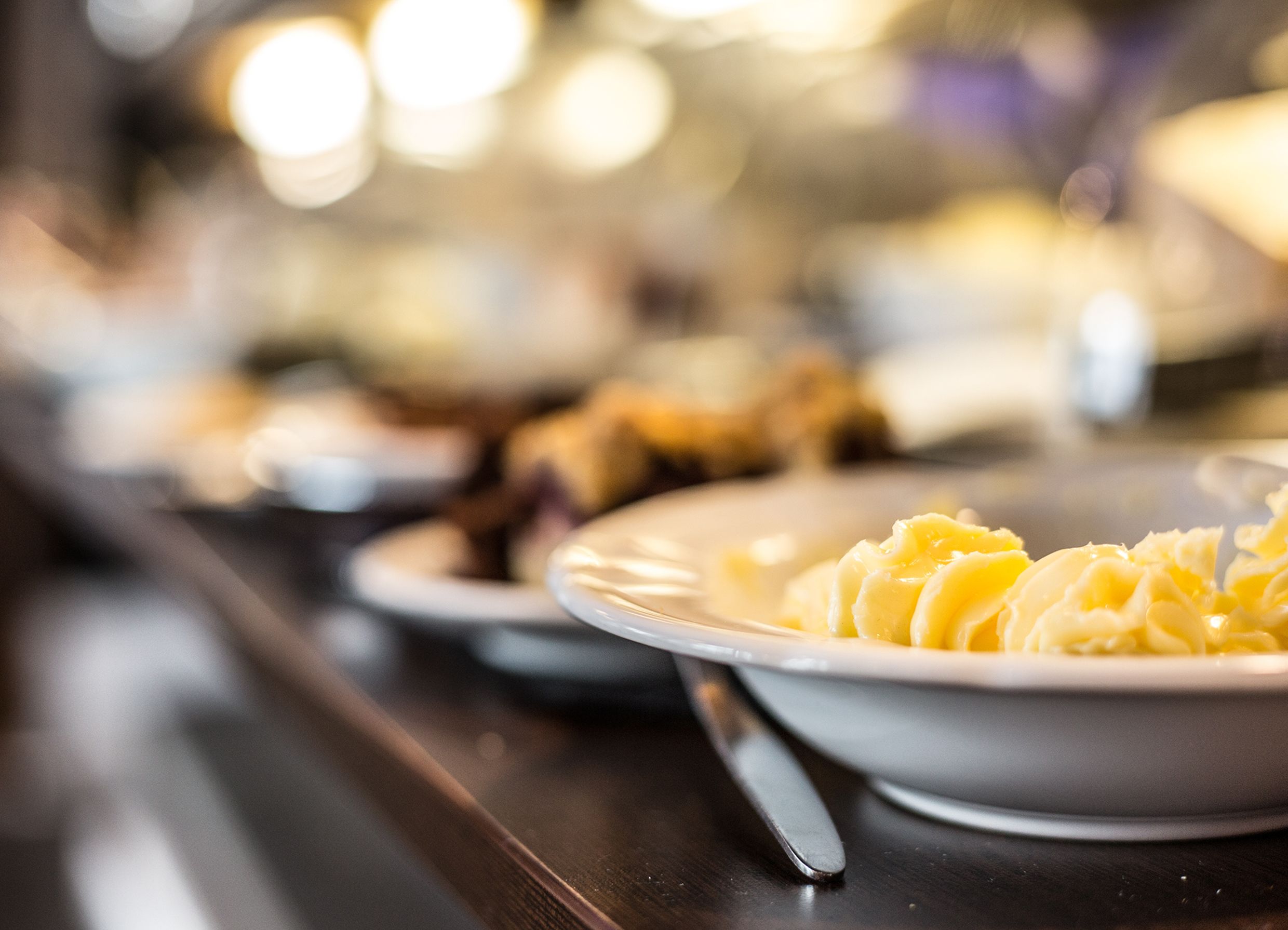 Una mesa de buffet con diversos platos, incluyendo puré de papas y otros alimentos.