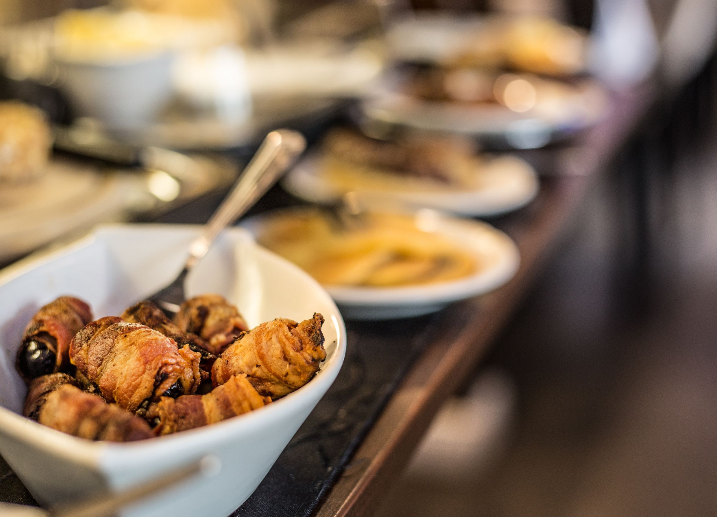 Une table de buffet proposant divers plats, dont un plat de poulet frit.