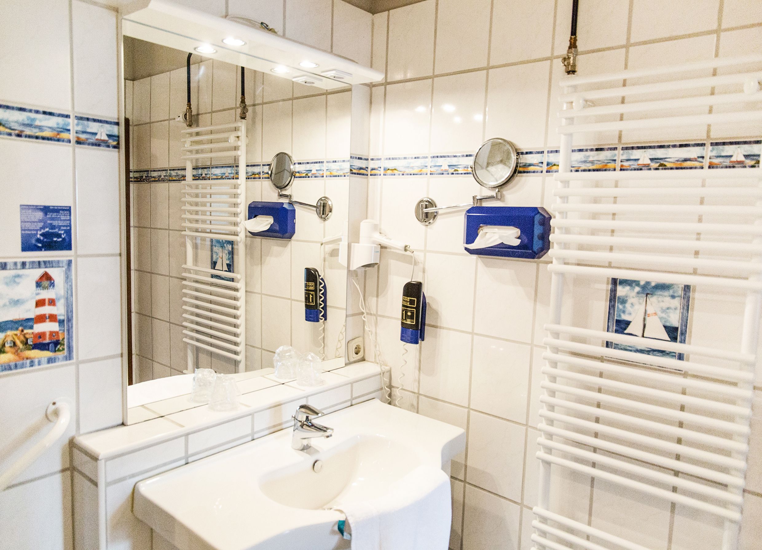 junior suite | bathroom | shower, free toiletries, hair dryer, towels