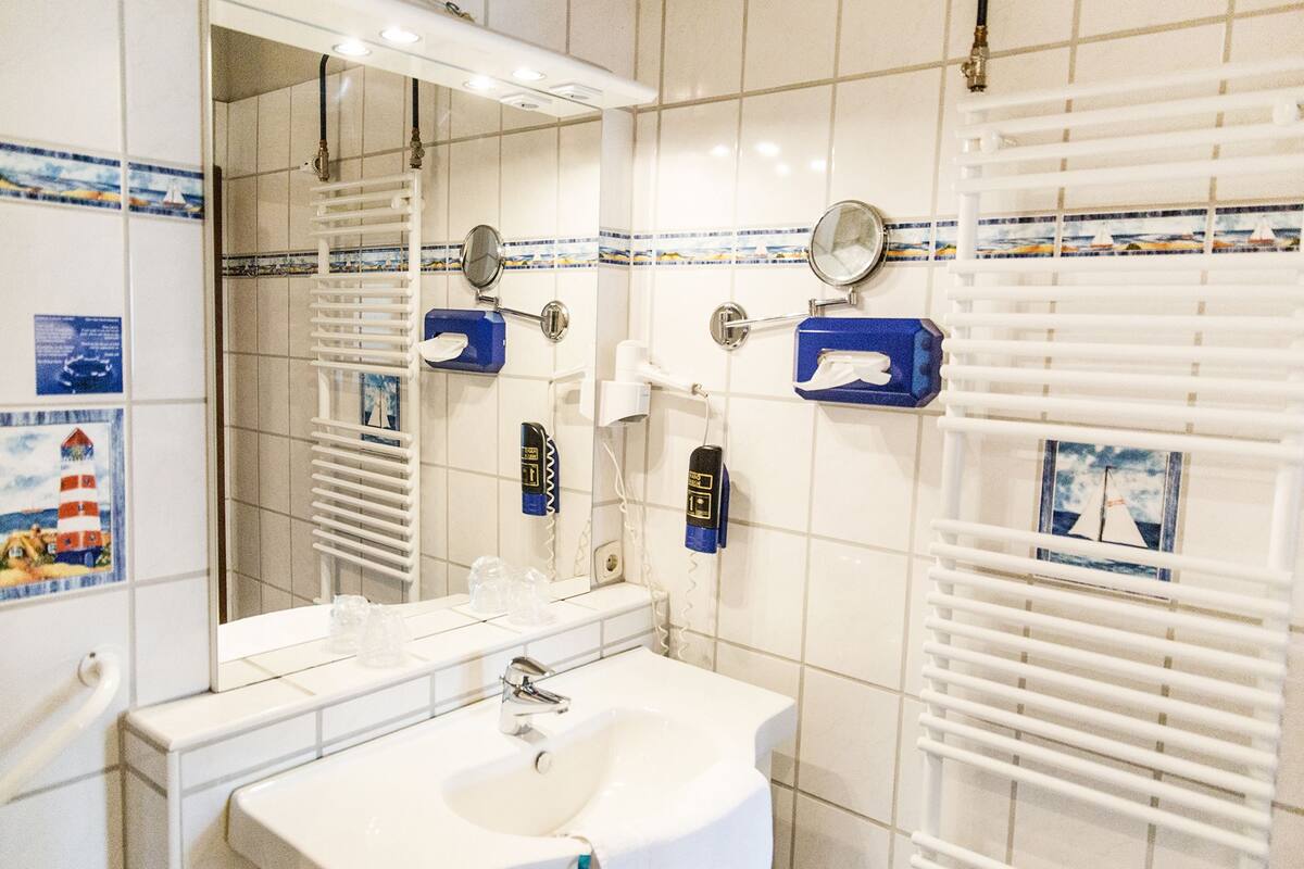 junior suite | bathroom | shower, free toiletries, hair dryer, towels