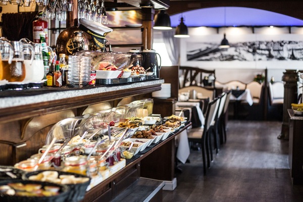 Café da manhã com buffet grátis todos os dias