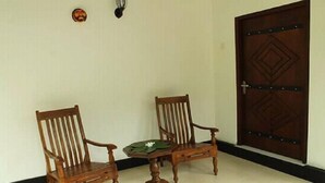 Lobby sitting area - Yasra Holiday Villa (Hikkaduwa)