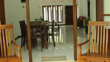 Villa | Dineren in de kamer