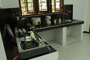 Private kitchen - Yasra Holiday Villa (Hikkaduwa)