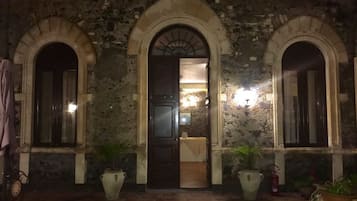 Depan hartanah - siang/malam