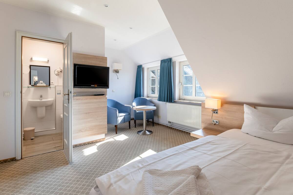 1 bedroom, in-room safe, desk, blackout curtains